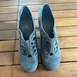 AEROSOLES Gray Cutout Heels 11M.